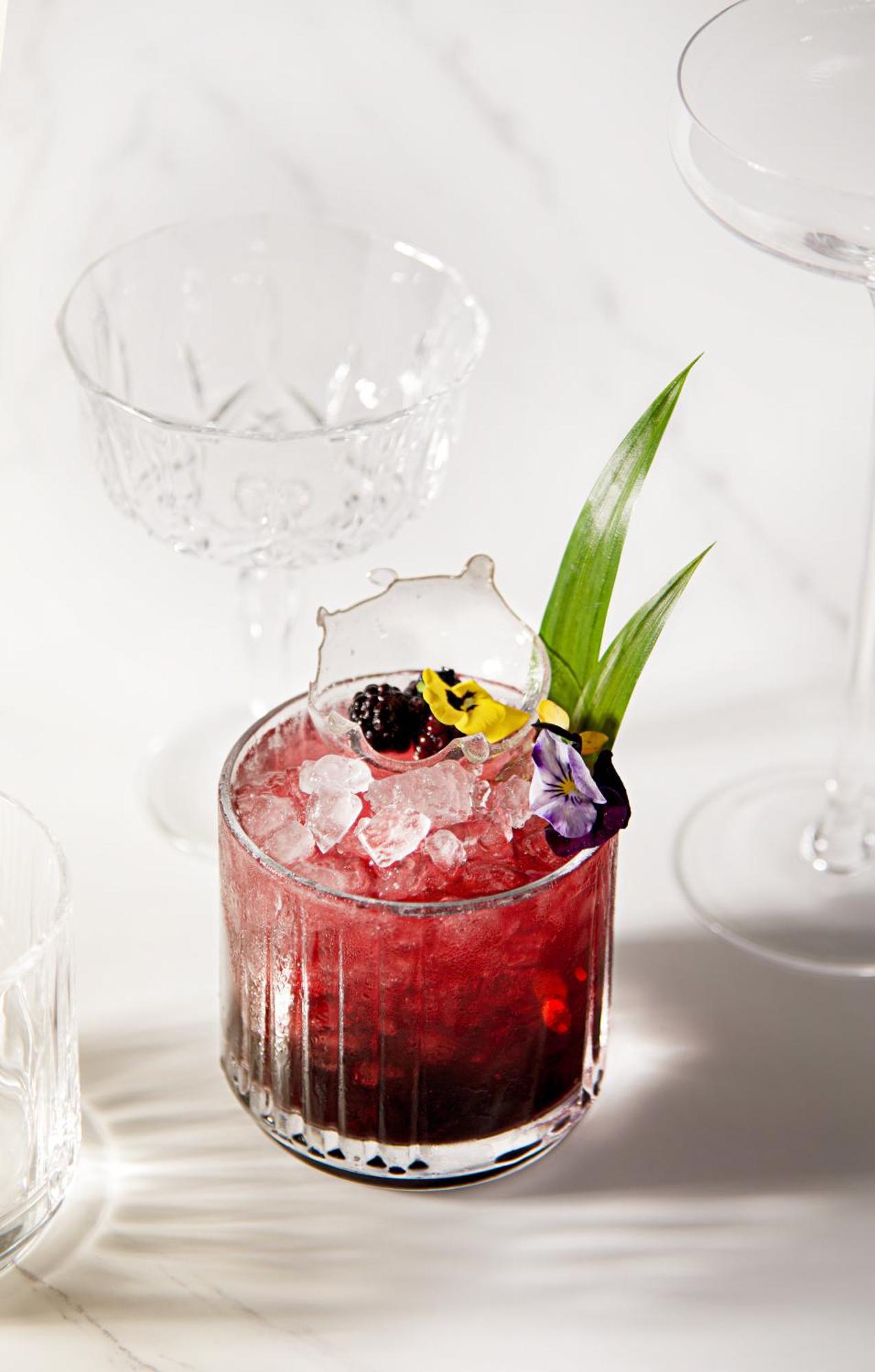 Mai House Saigon Hotel Хошимін Екстер'єр фото A cocktail garnished with edible flowers