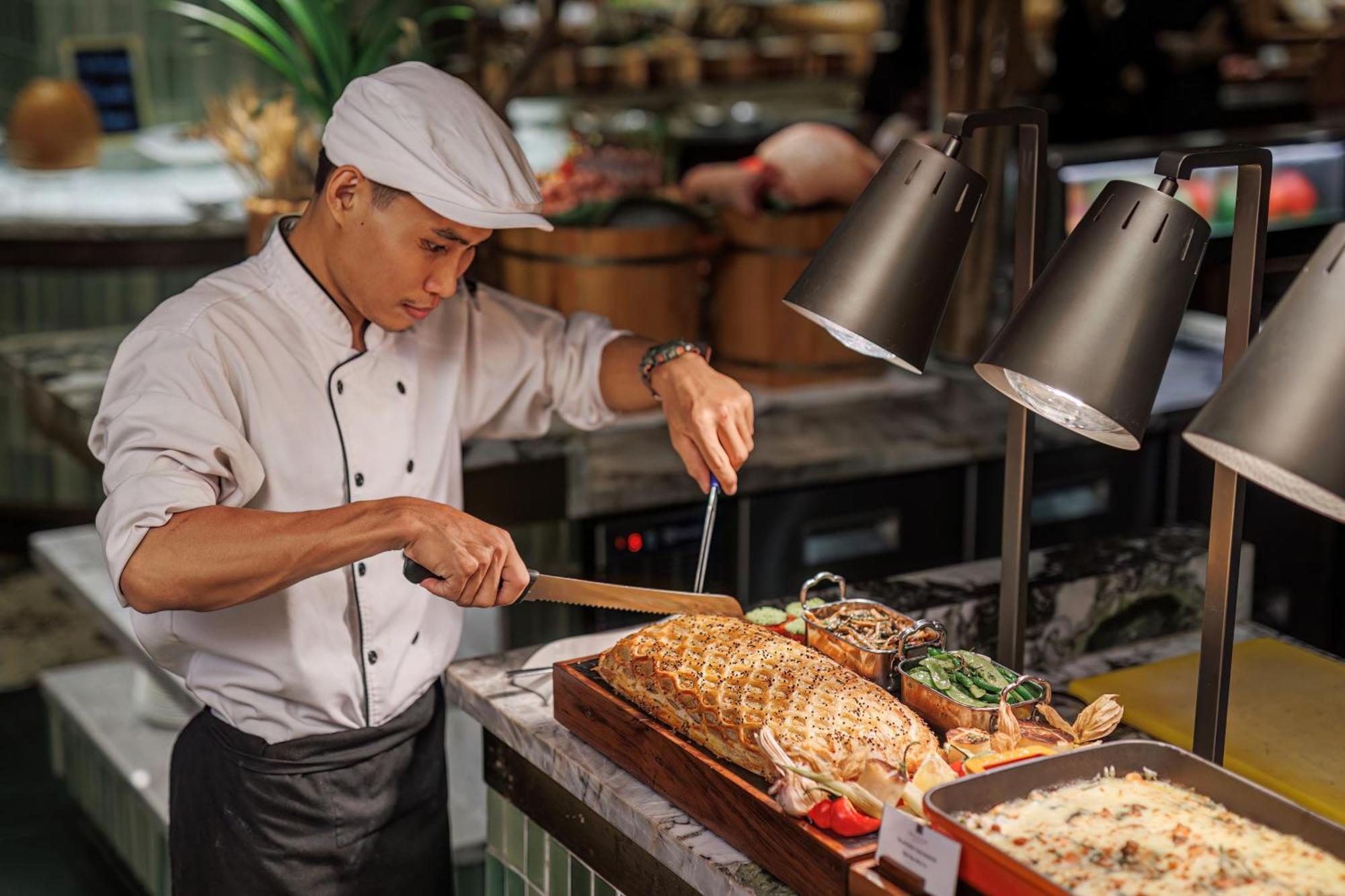Mai House Saigon Hotel Хошимін Екстер'єр фото A chef carving a roast