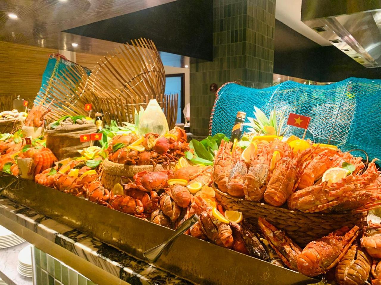 Mai House Saigon Hotel Хошимін Екстер'єр фото A seafood buffet