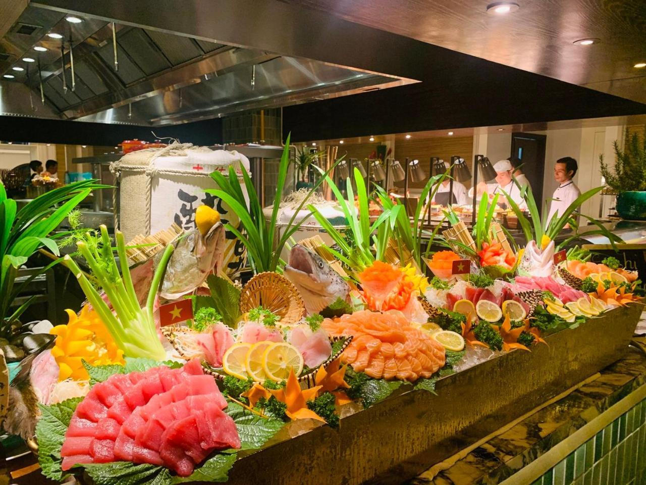 Mai House Saigon Hotel Хошимін Екстер'єр фото Seafood buffet at a hotel