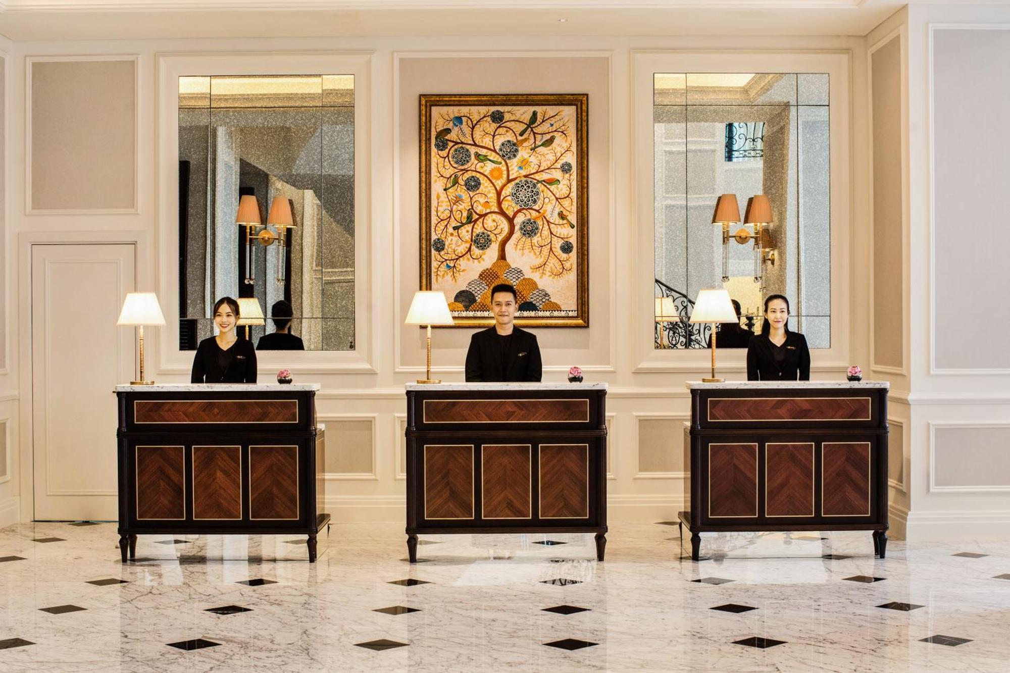 Mai House Saigon Hotel Хошимін Екстер'єр фото Concierge desks at the Four Seasons Hotel, London
