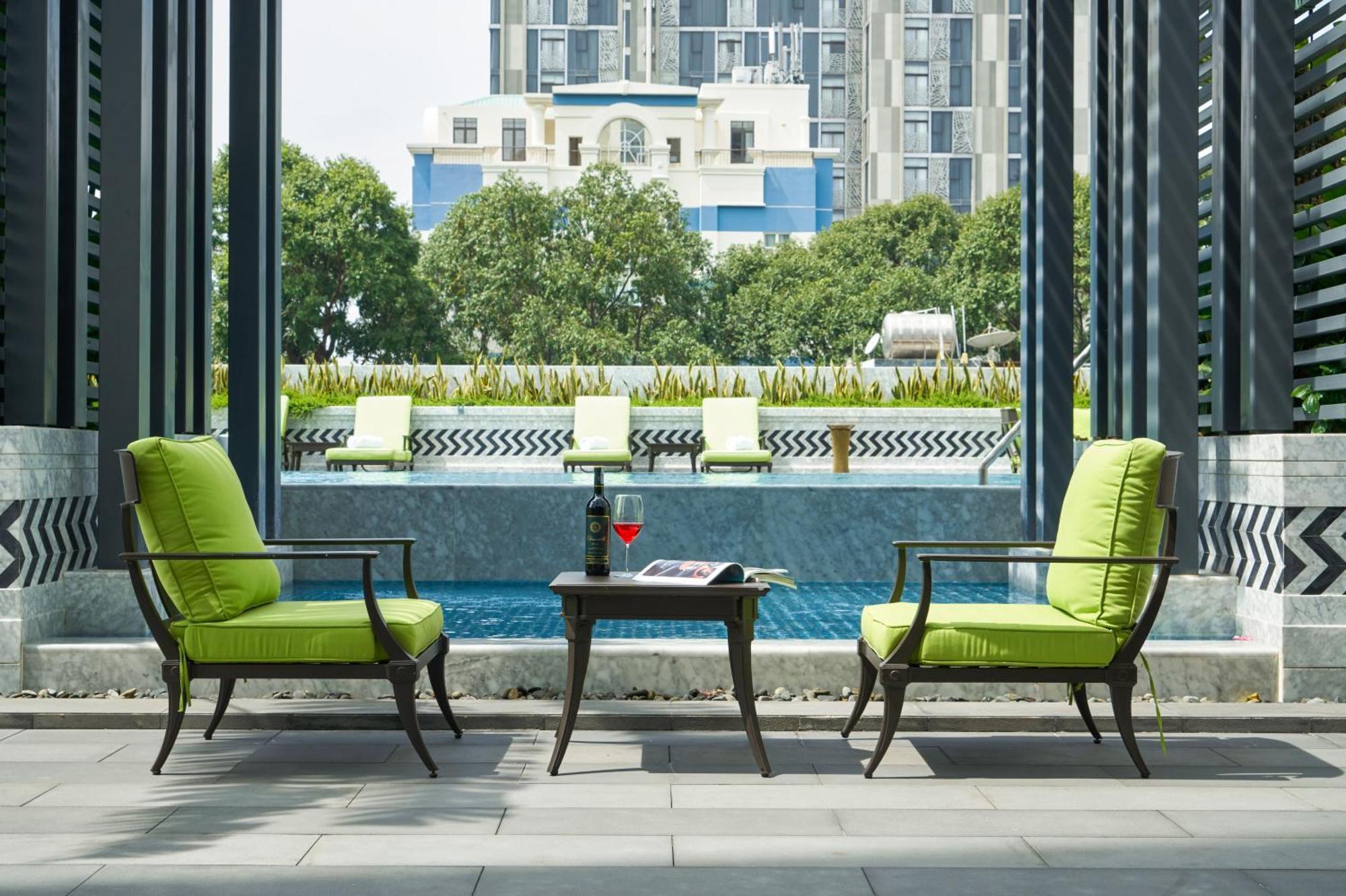 Mai House Saigon Hotel Хошимін Екстер'єр фото The pool at the hotel